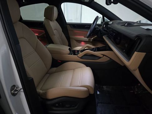 Certified 2025 Porsche Cayenne E-Hybrid Coupe AWD/4WD image 28