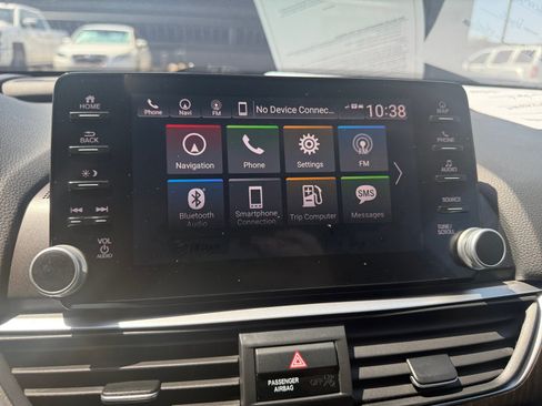 Used 2018 Honda Accord Touring image 10