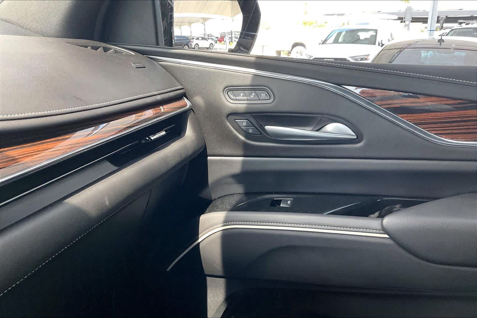Used 2024 Cadillac Escalade Premium Luxury RWD image 33