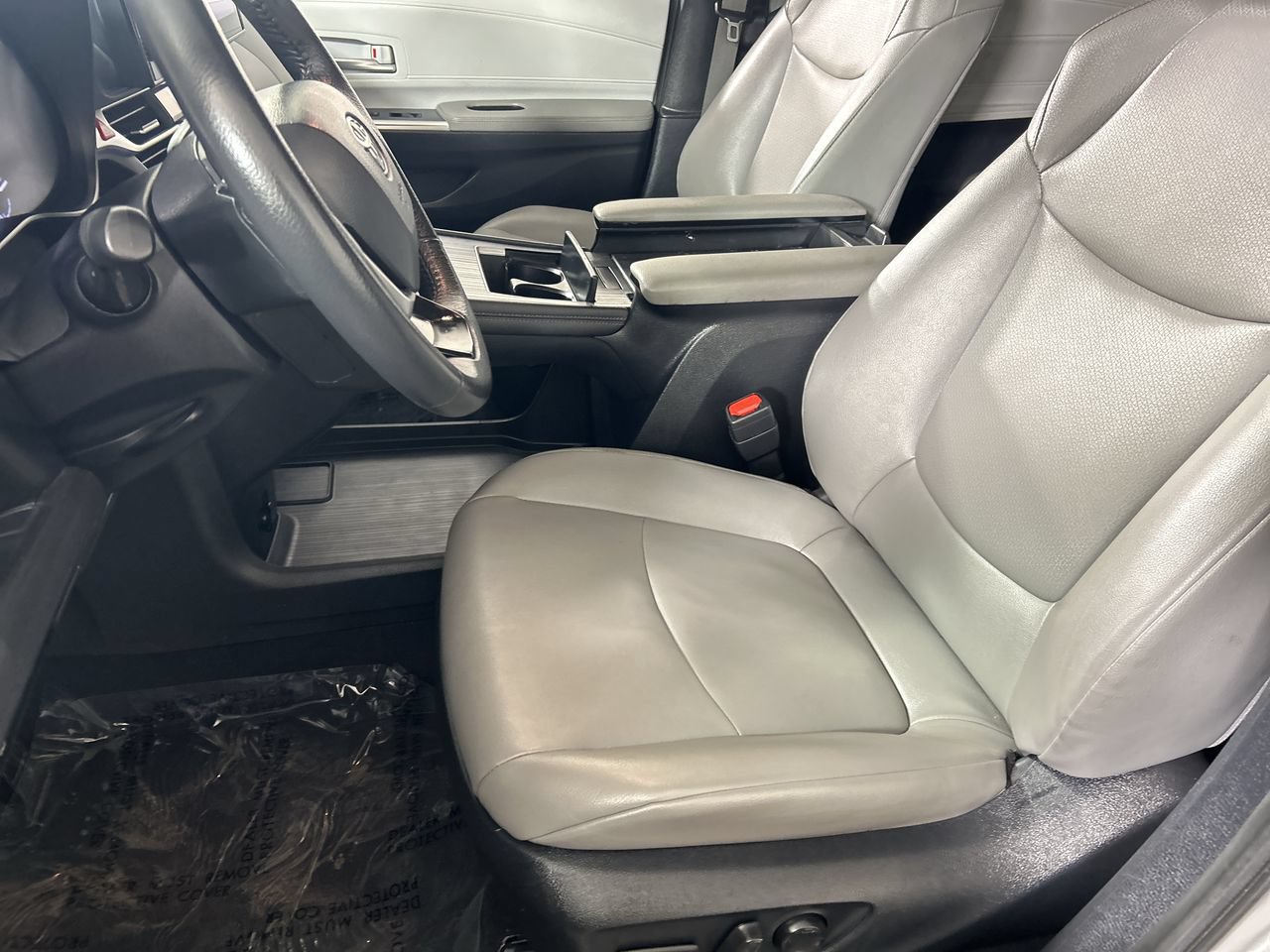 Used 2025 Toyota Sienna XLE FWD image 22