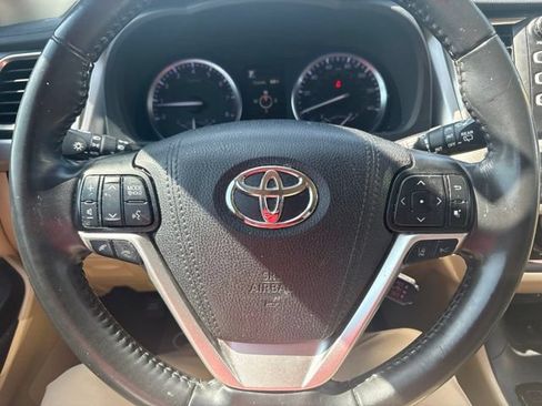 Used 2019 Toyota Highlander XLE FWD image 11