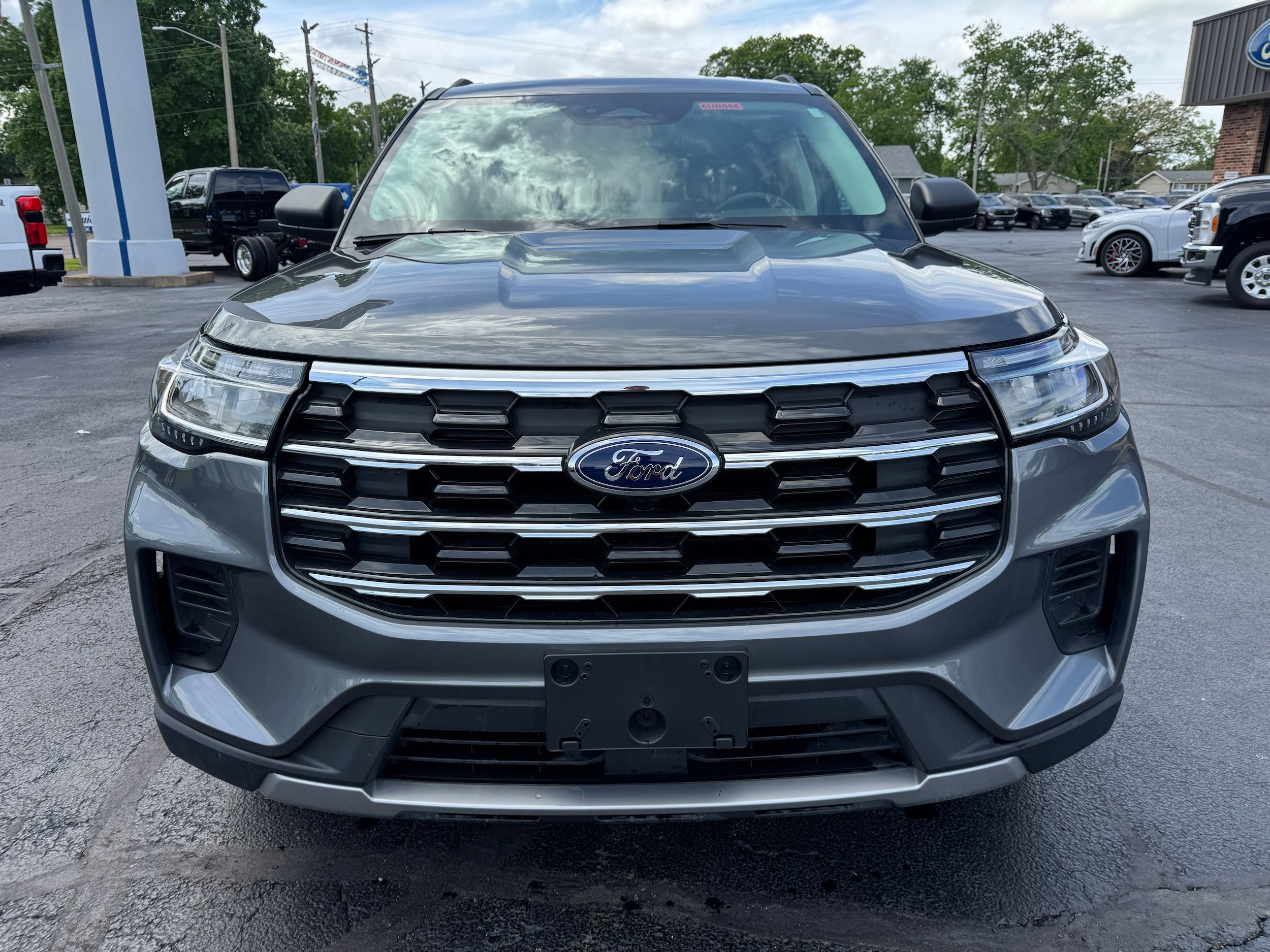Used 2025 Ford Explorer Active AWD/4WD image 2