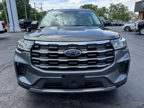 Used 2025 Ford Explorer Active AWD/4WD image 2