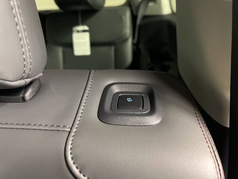 New 2025 Ford Expedition Active image 33