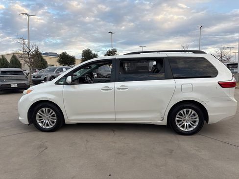 Used 2017 Toyota Sienna XLE image 8