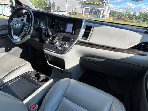 Used 2018 Toyota Sienna XLE w/ XLE Navigation Package FWD image 27