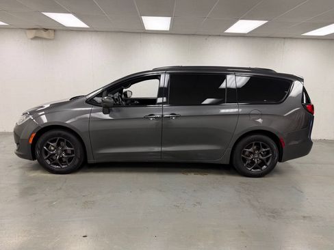 Used 2019 Chrysler Pacifica Touring-L Plus w/ S Appearance Package FWD image 2
