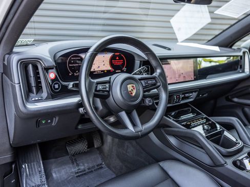 Certified 2024 Porsche Cayenne AWD/4WD image 4