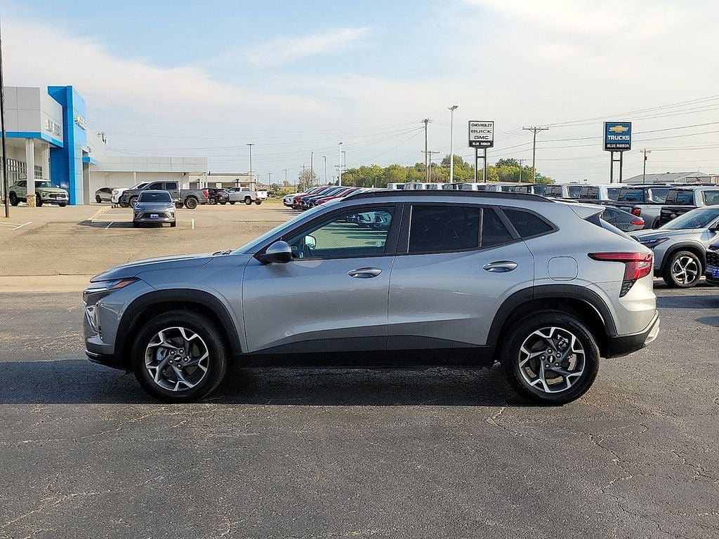 Used 2025 Chevrolet Trax LT w/ LT Convenience Package FWD image 3