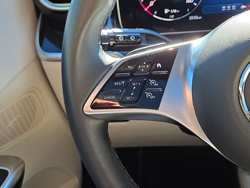 Used 2025 Mercedes-Benz GLC 300 4MATIC image 21