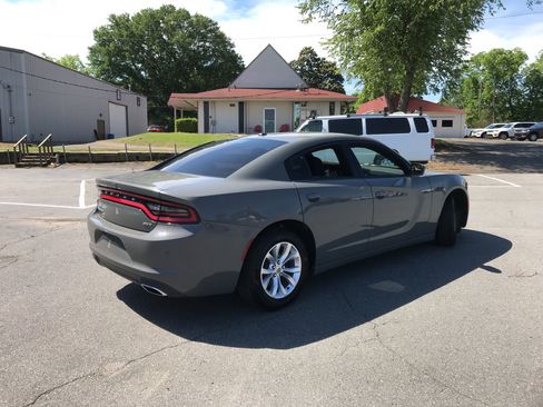 Used 2018 Dodge Charger SXT RWD image 5