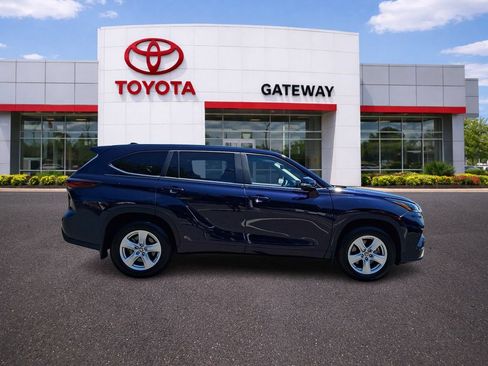 Used 2025 Toyota Highlander LE AWD/4WD image 4