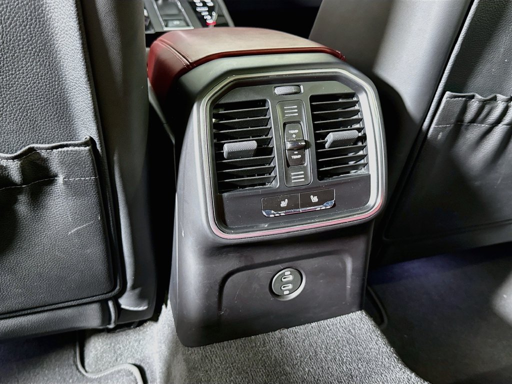 Certified 2025 Porsche Macan AWD/4WD image 20