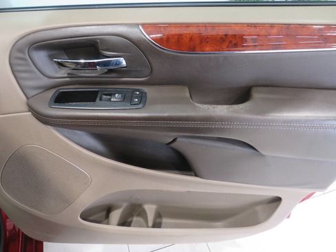Used 2013 Chrysler Town & Country Limited w/ Luxury Group image 28