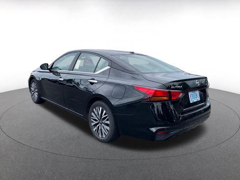 Used 2025 Nissan Altima 2.5 SV FWD image 9