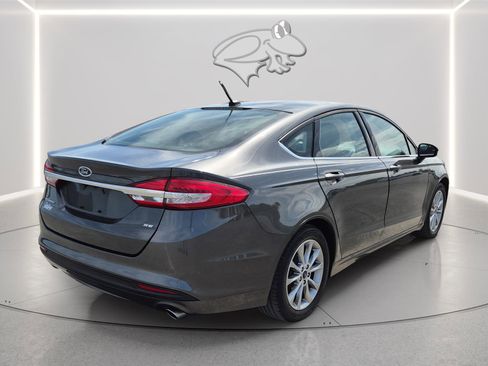 Used 2017 Ford Fusion SE w/ Fusion SE Technology Package FWD image 5