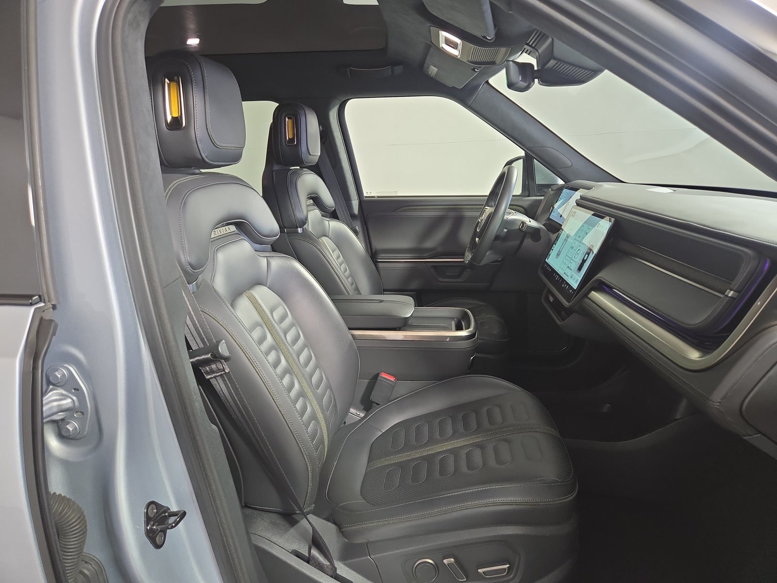 Used 2025 Rivian R1S Adventure Dual AWD/4WD image 24