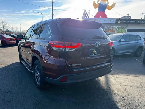 Used 2017 Toyota Highlander XLE image 4