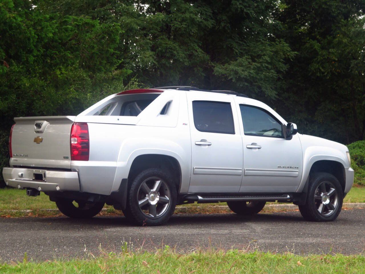 Used 2011 Chevrolet Avalanche LT w/ Luxury Package AWD/4WD image 4