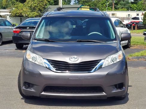 Used 2014 Toyota Sienna LE FWD image 2