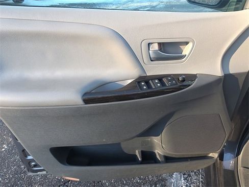 Used 2015 Toyota Sienna L image 13