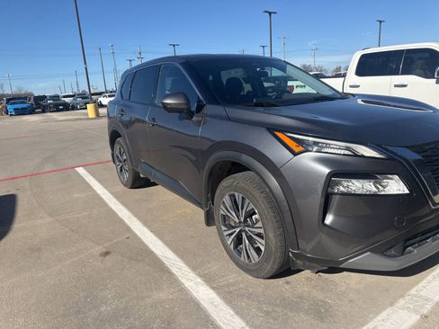 Used 2021 Nissan Rogue SV image 3