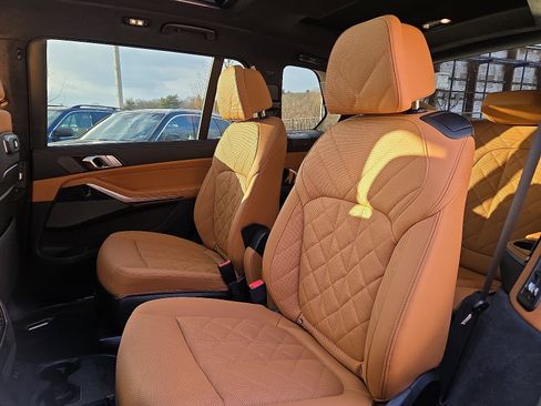 Used 2025 BMW X7 xDrive40i w/ M Sport Package image 11