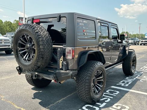 Used 2017 Jeep Wrangler Unlimited Rubicon w/ Connectivity Group AWD/4WD image 7