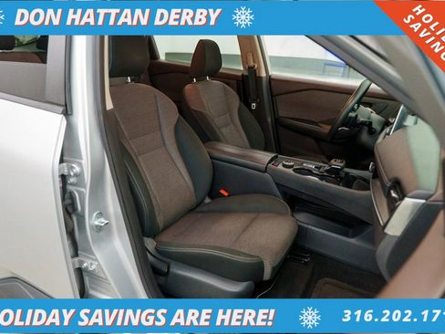 Used 2022 Nissan Rogue SV image 25