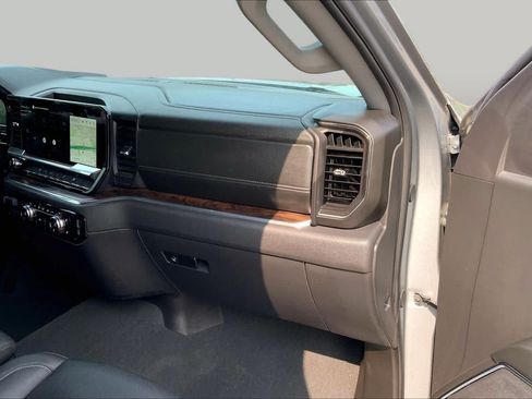 Used 2025 GMC Sierra 1500 SLT RWD image 18