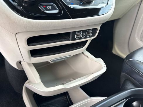 Used 2023 Chrysler Pacifica Touring-L FWD image 29