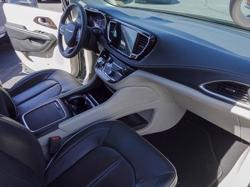 Used 2023 Chrysler Pacifica Limited FWD image 11