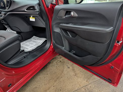 New 2027 Chrysler Pacifica Select AWD/4WD image 6