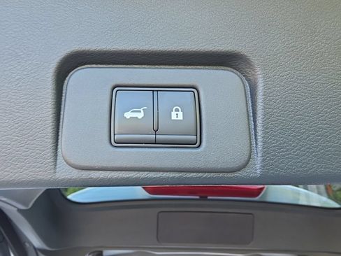 Certified 2025 Nissan Rogue SV FWD image 34