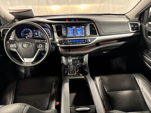 Used 2019 Toyota Highlander XLE w/ Carpet Mat Package (TMS) AWD/4WD image 4