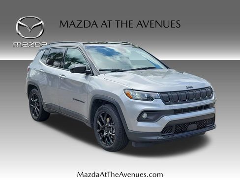 Used 2022 Jeep Compass Latitude FWD image 3