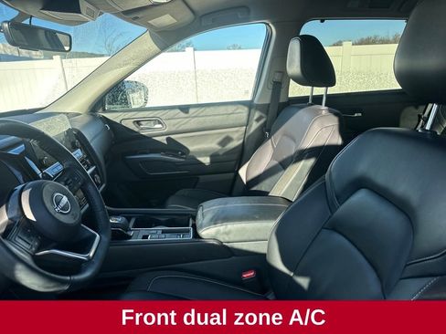 Used 2024 Nissan Pathfinder SL w/ Black Appearance Package image 11