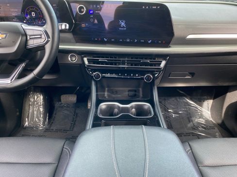 Used 2025 Chevrolet Traverse LT image 11