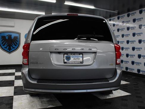 Used 2018 Dodge Grand Caravan SE image 3
