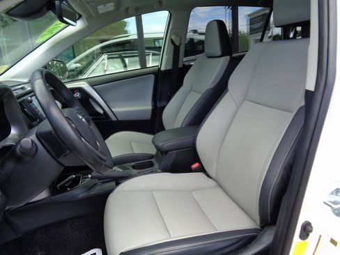 Used 2018 Toyota RAV4 Limited AWD/4WD image 10