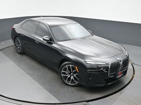 Used 2023 BMW i7 xDrive60 w/ Executive Package 2 image 33