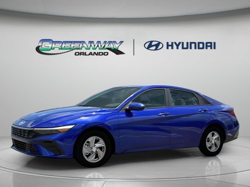 Certified 2025 Hyundai Elantra SE FWD image 9