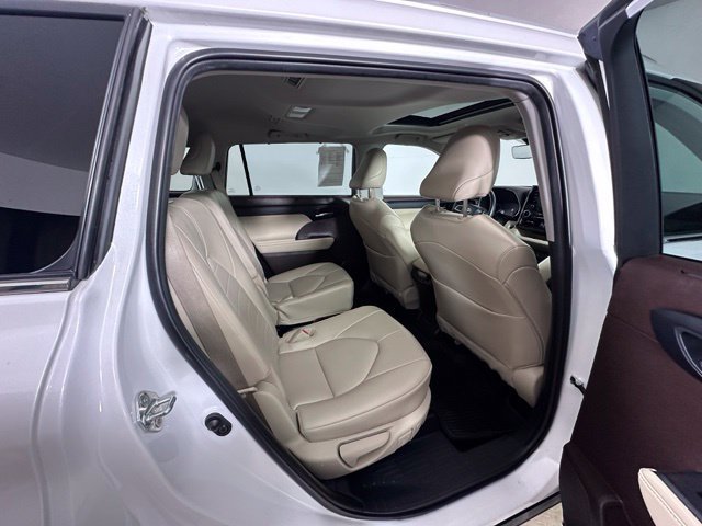 Used 2022 Toyota Highlander XLE AWD/4WD image 28
