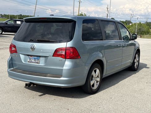 Used 2010 Volkswagen Routan SE FWD image 6