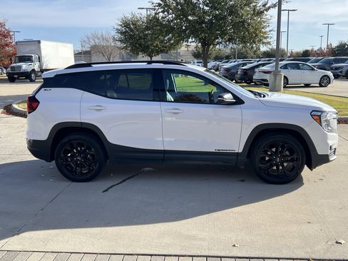Used 2022 GMC Terrain SLT w/ Elevation Edition image 11