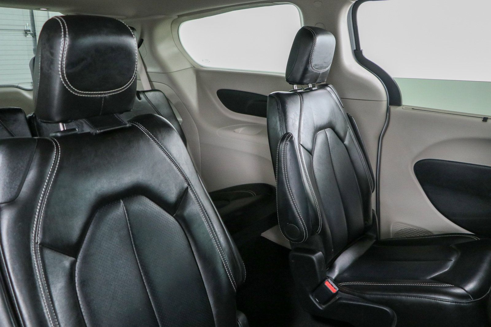 Used 2024 Chrysler Pacifica Touring-L FWD image 27