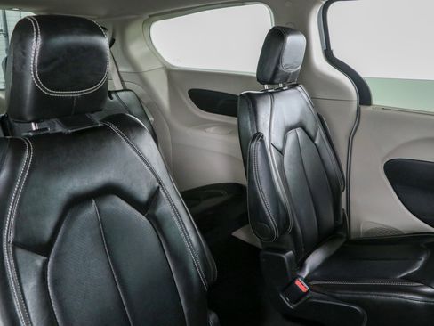 Used 2024 Chrysler Pacifica Touring-L FWD image 27