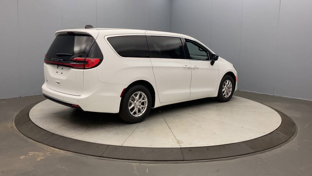 New 2027 Chrysler Pacifica Select w/ Family Tech Group FWD image 5