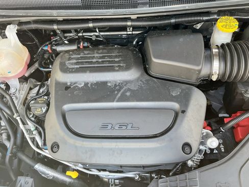Used 2026 Chrysler Pacifica Limited FWD image 32
