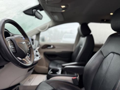 Used 2017 Chrysler Pacifica Touring-L w/ Tire & Wheel Group image 11